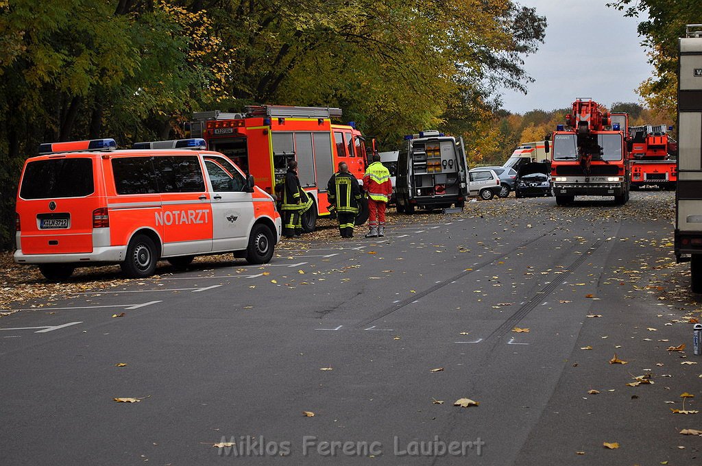 VU PKW schleudert in Kleinlaster Koeln Bickendorf Westendstr  P20.JPG